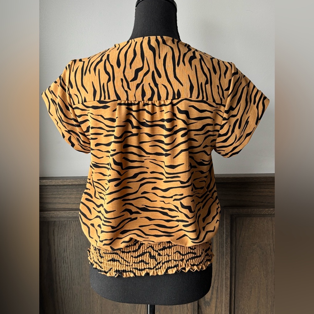 Nine West Dolman Surplice Tiger Print V-Neck Top small - Picture 3 of 9
